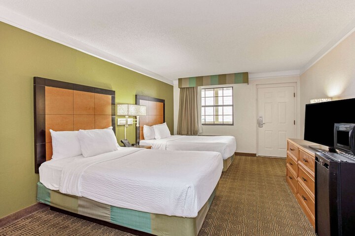 2 Double Beds (5 of 10)