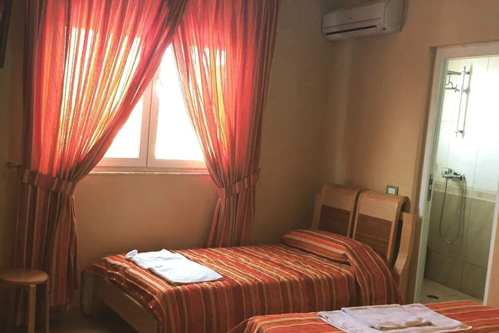 Room 5 of 11
