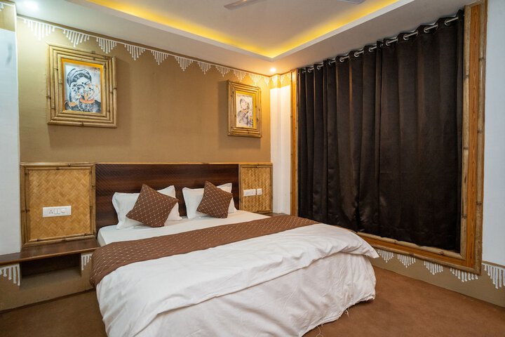 Room 2 of 8