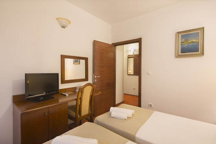 Room 44 of 95