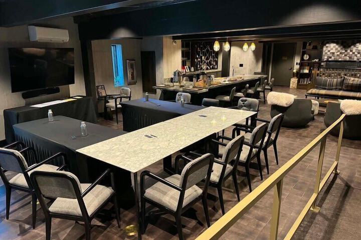 Lounge 70 of 94