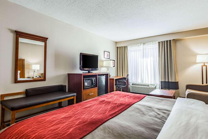 1 King Bed (2 of 13)
