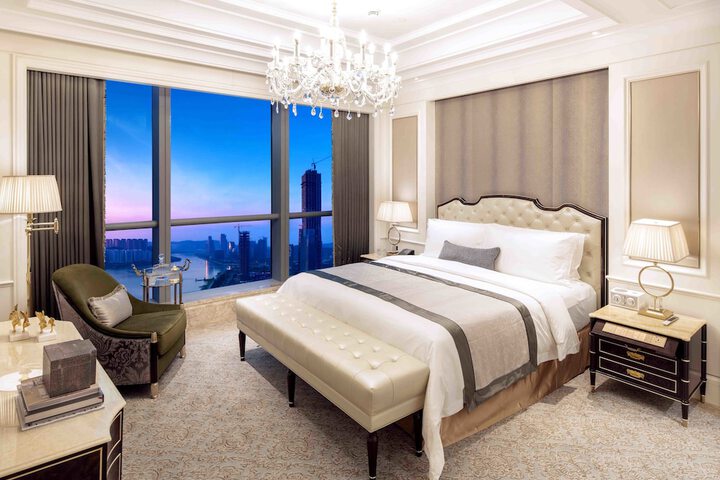 Room 10 of 106