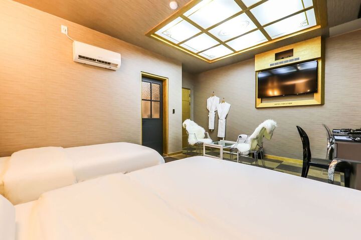 Room 102 of 138