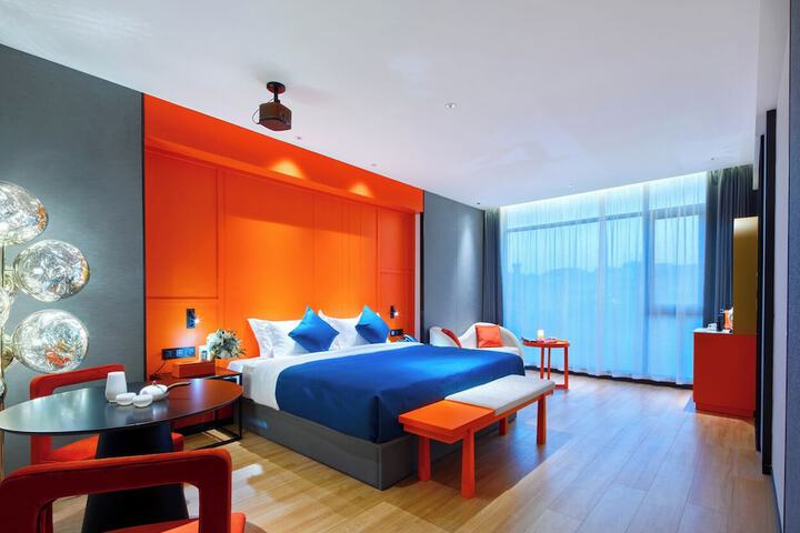 Room 42 of 143