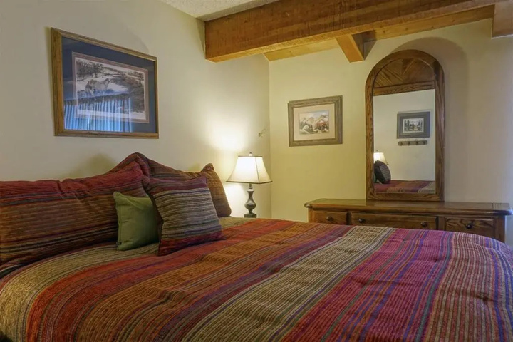 Room 4 of 8