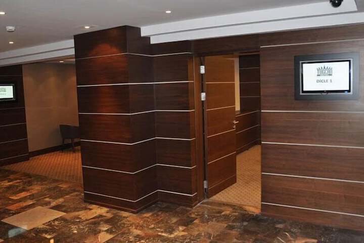 Ballroom/Hall 44 of 71