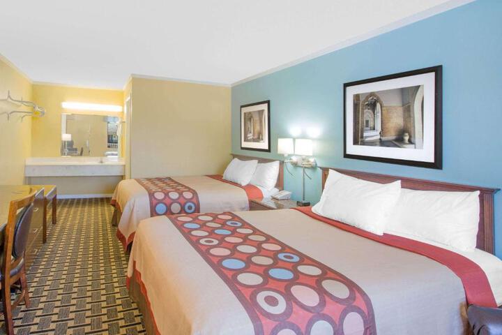 2 Double Beds (3 of 6)