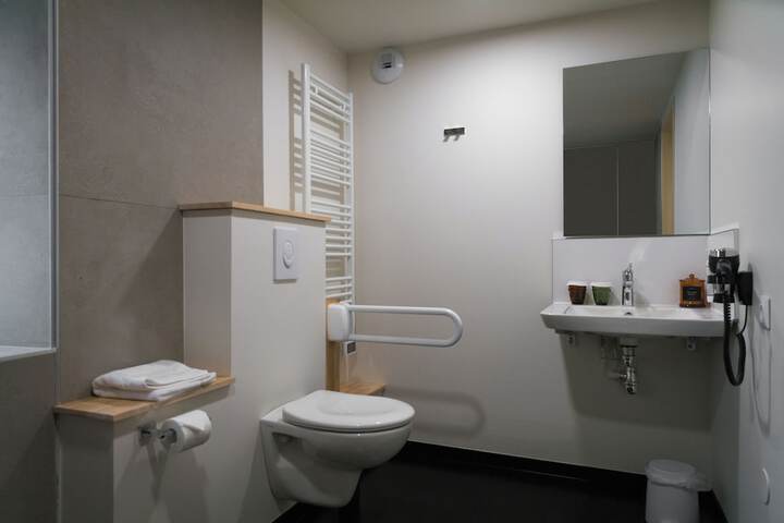 Room 72 of 109