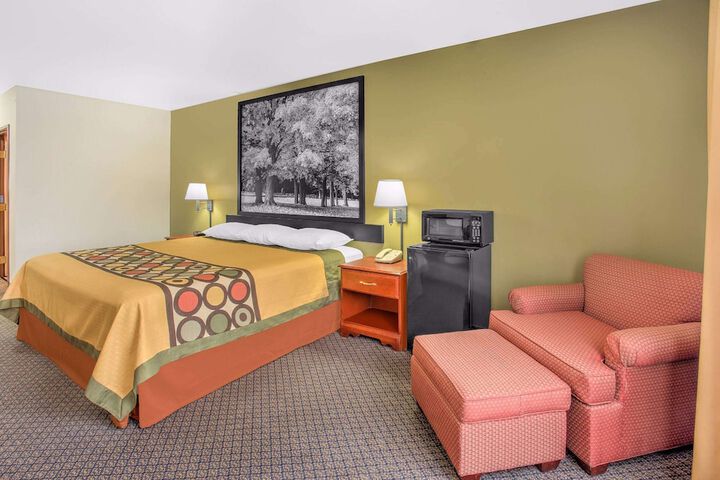 1 King Bed (6 of 8)