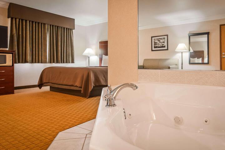 Suite 1 King Bed Whirlpool Sofa Bed Microwave and Refrigerator WiFi Continental Breakfast (11 of 14)