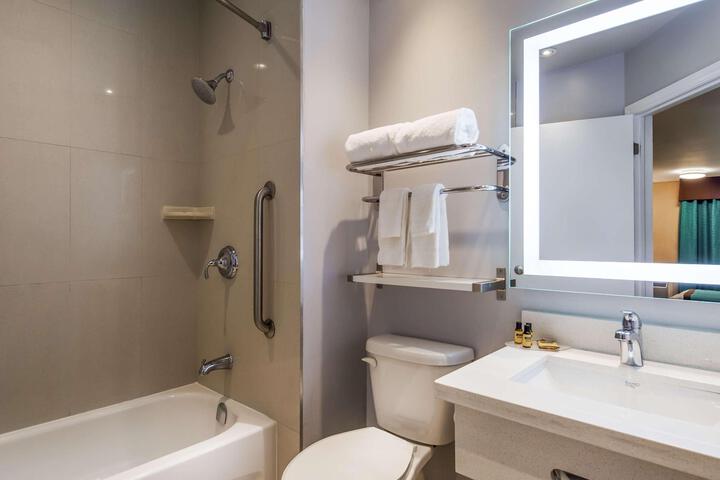 1 Queen Bed Tower Sofa Bed Work Desk Microwave and Refrigerator High Speed Internet Accessible Full Breakfast (4 of 26)