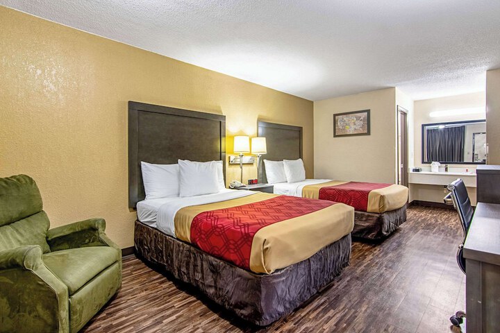2 Double Beds (9 of 10)