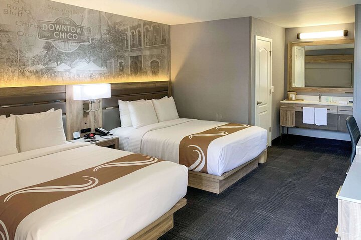 1 Queen Bed (6 of 12)