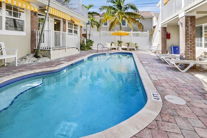 Coconut Inn in St. Pete Beach, FL