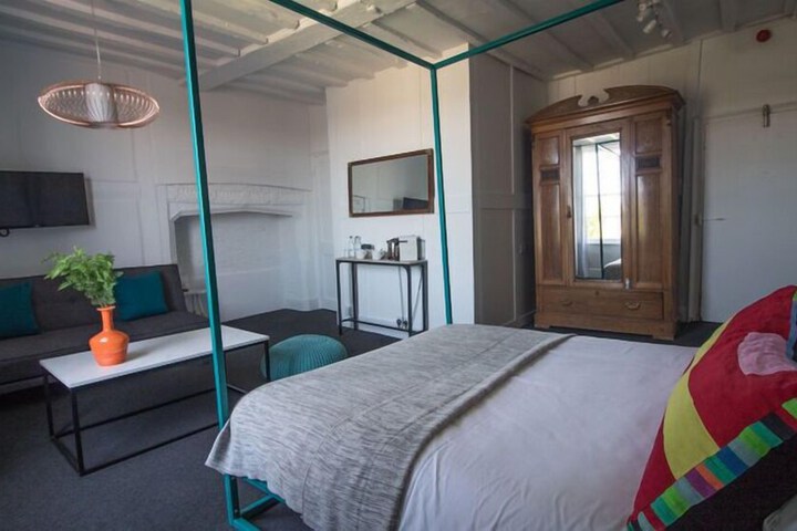 Room 10 of 16