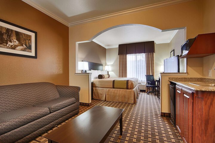 1 King Bed Living Area Wet Bar Microwave and Refrigerator WiFi Full Breakfast (5 of 15)