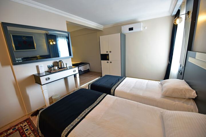 Room 6 of 12
