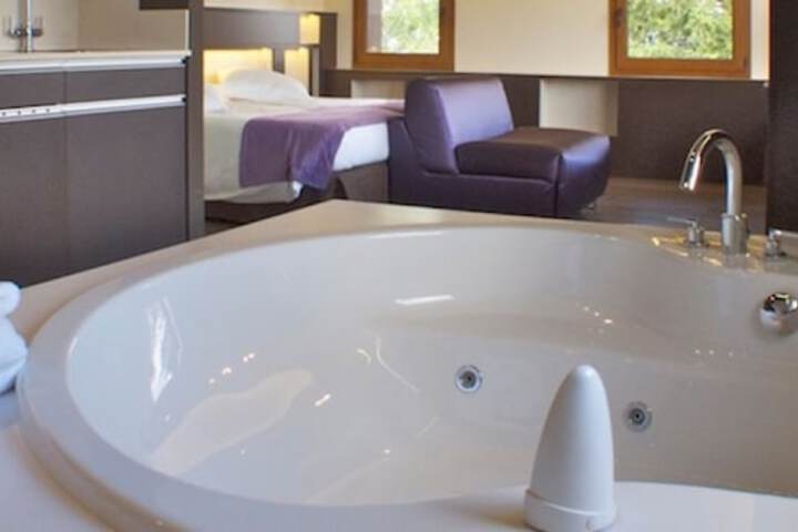 Jetted tub