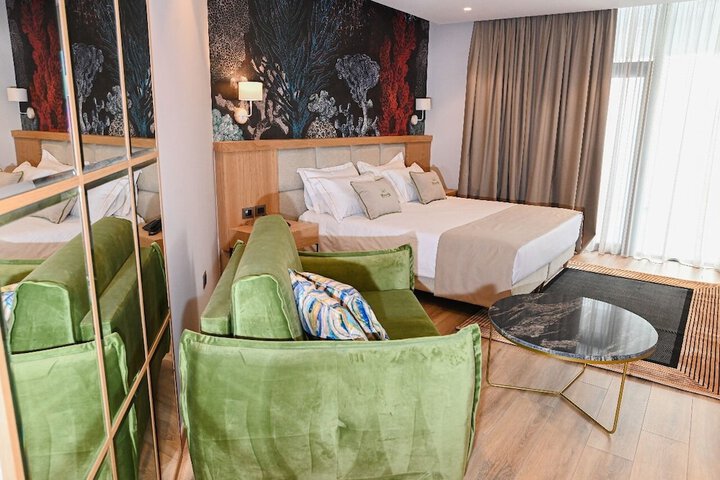 Room 12 of 136