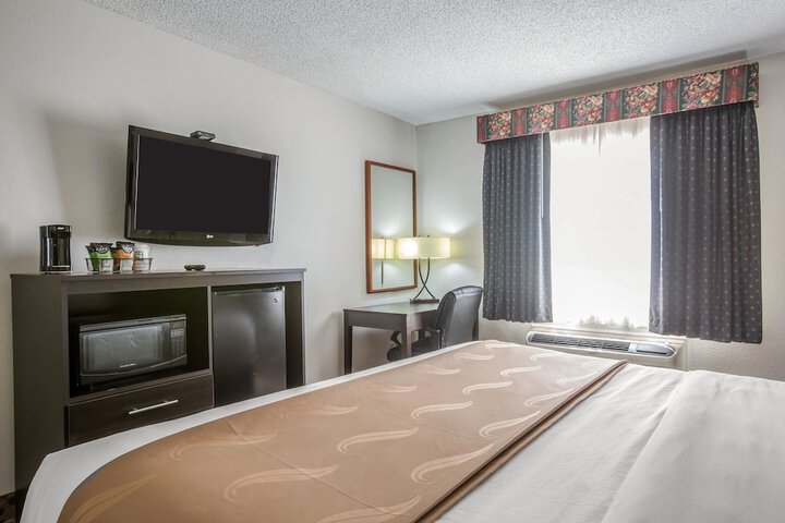 1 King Bed (3 of 21)