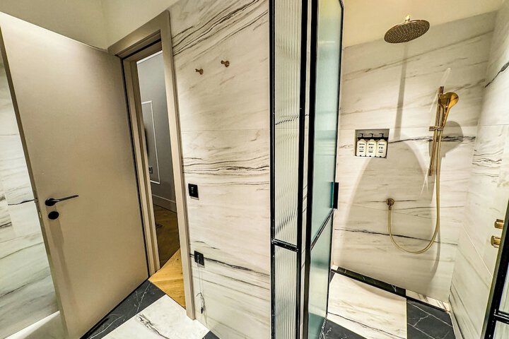 Room 105 of 147