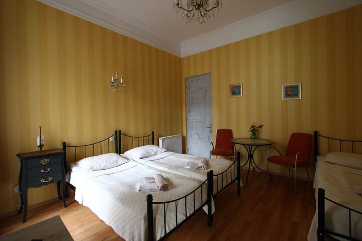 Room 28 of 96