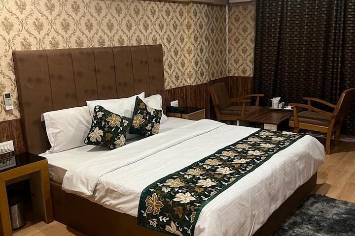 Room 7 of 12