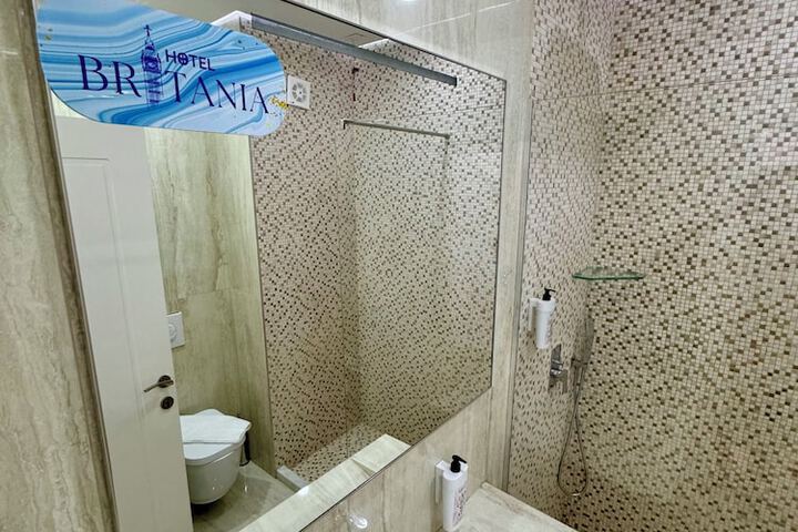 Room 120 of 191