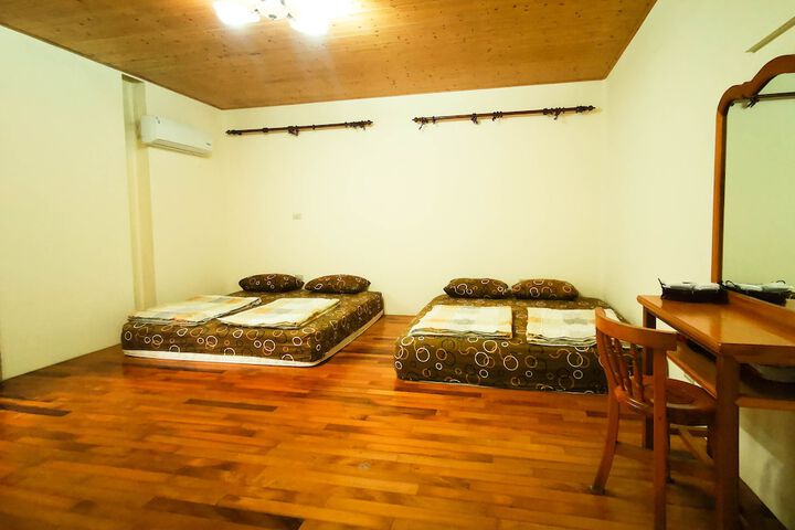 Room 4 of 9