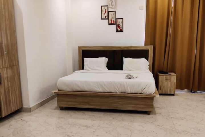Room 4 of 16