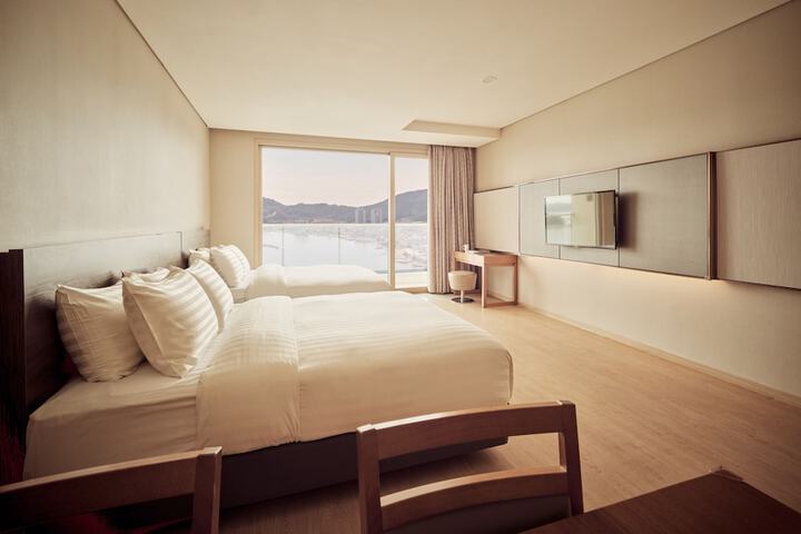 Room 51 of 102