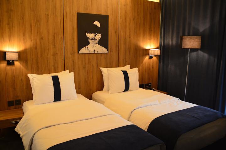Room 9 of 36
