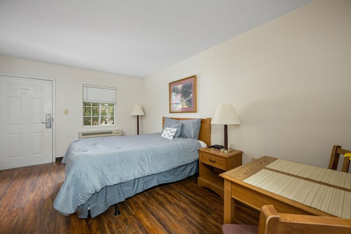 Studio Suite Queen Bed (14 of 16)