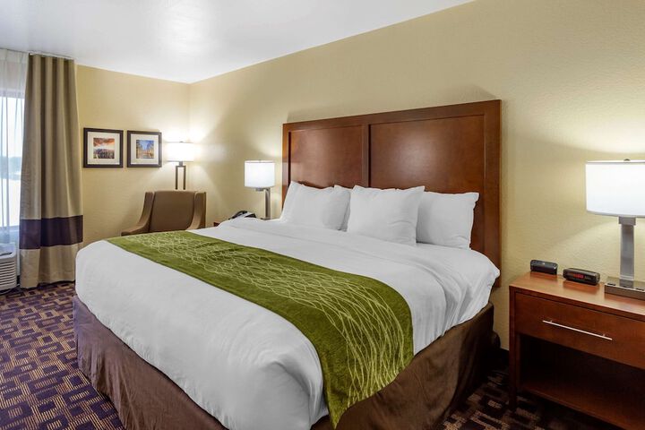 1 King Bed (2 of 22)