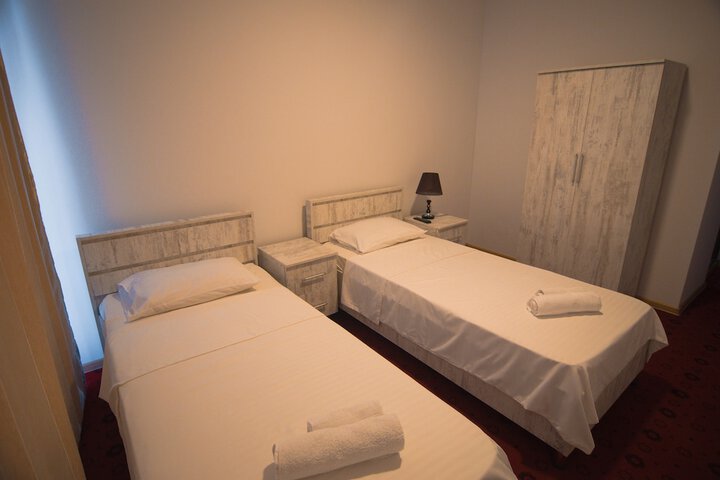 Room 10 of 13