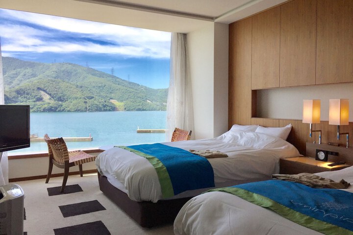Room 10 of 16