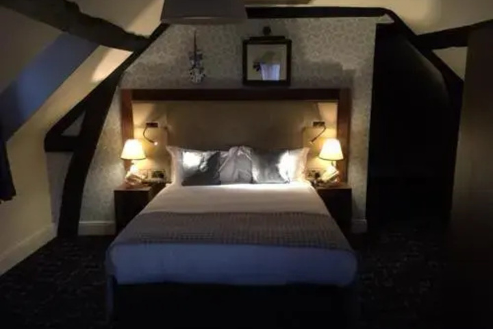 Room 6 of 9