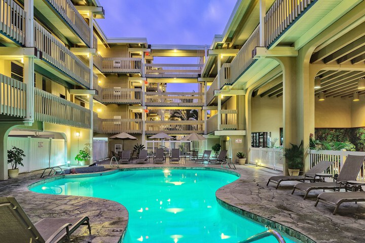 Hotel Pool