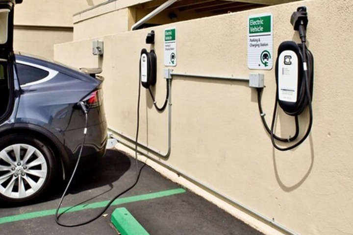 Electric vehicle charging station
