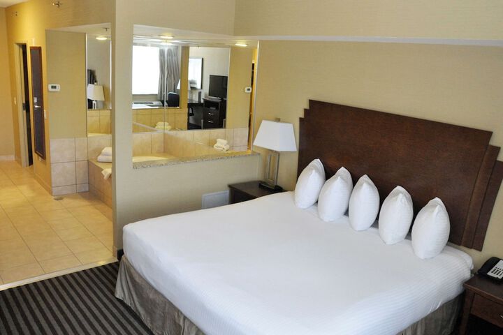 1 King Bed Modern Design Sofa Bed Microwave and Refrigerator High Speed Internet Accessible Work Desk Full Breakfast (13 of 13)