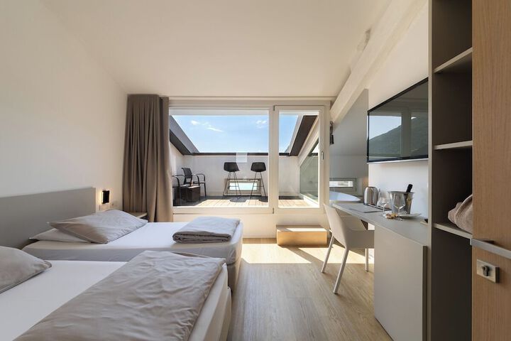 Room 52 of 146