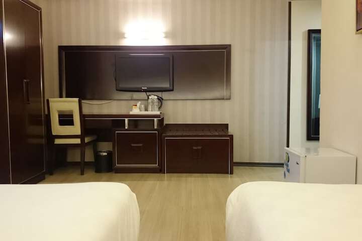 Room 11 of 37