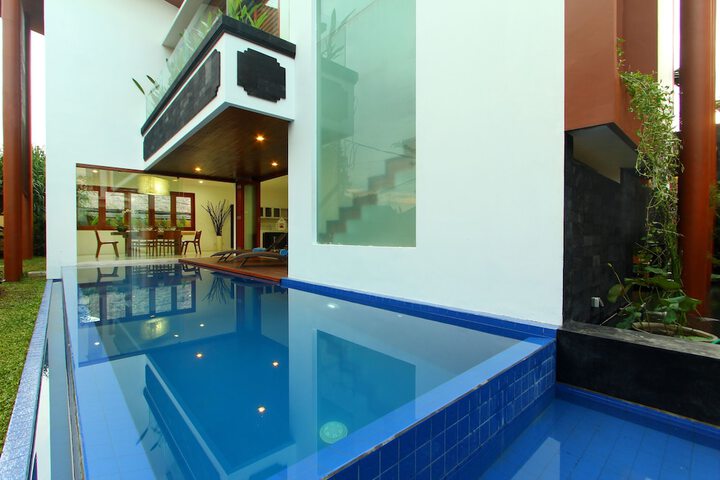 Hotel Pool