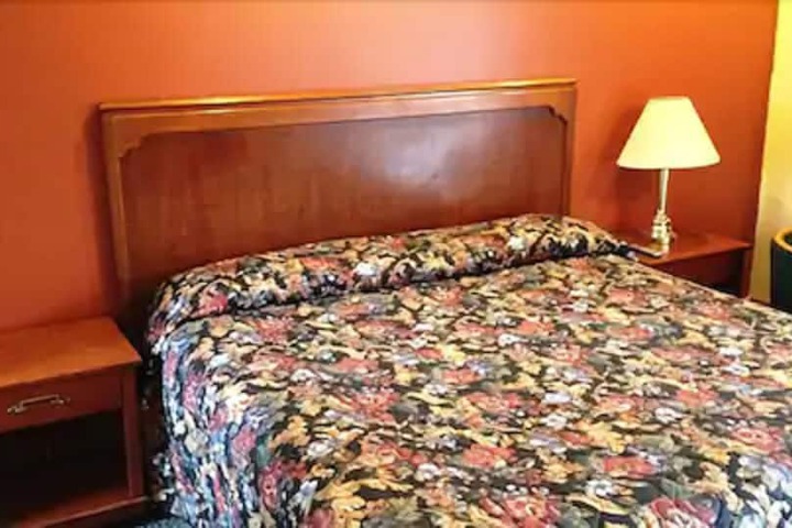 1 Queen Bed (2 of 3)