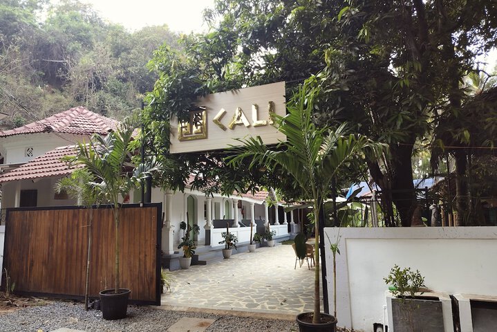 Cali Stays &  Cafe by the Bay in Vagator