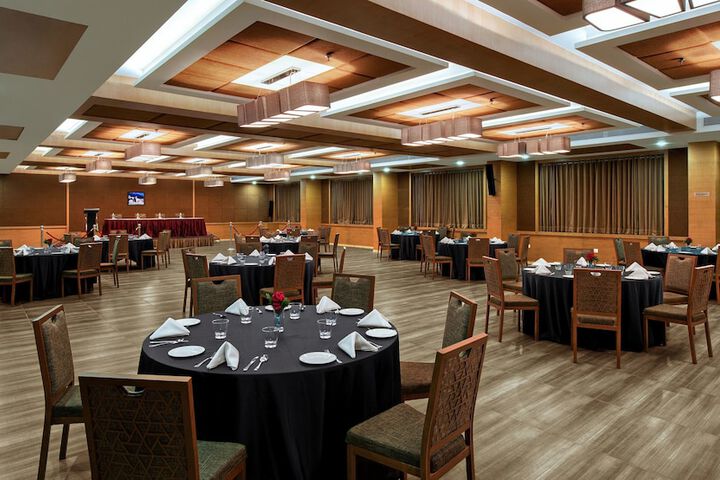 Ballroom/Hall 22 of 27