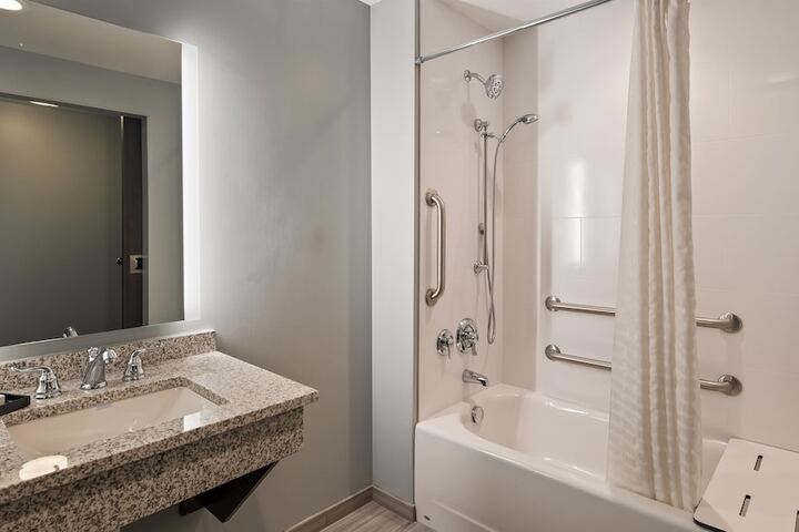 2 Queen Beds Refrigerator WiFi Full Breakfast (5 of 16)