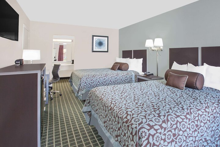 2 Queen Beds (7 of 24)