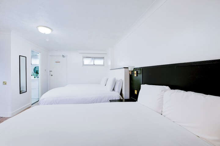 Room 9 of 29